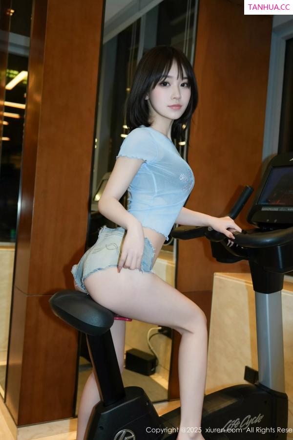 汁汁  [XiuRen]高清写真图 2025.04.21 No.10176 汁汁 蓝色T恤第26张图片